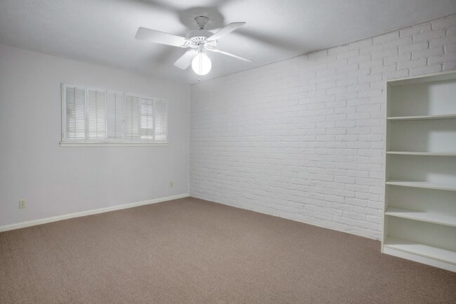 property at 1412 Walnut Bend Ln