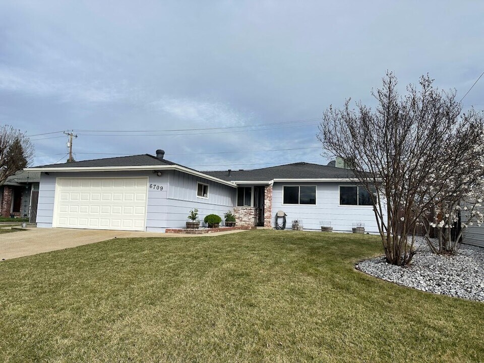 6709 El Camino Dr in Redding, CA - Building Photo