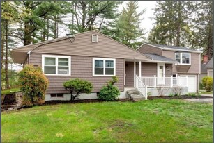 154 Main St in Douglas, MA - Building Photo