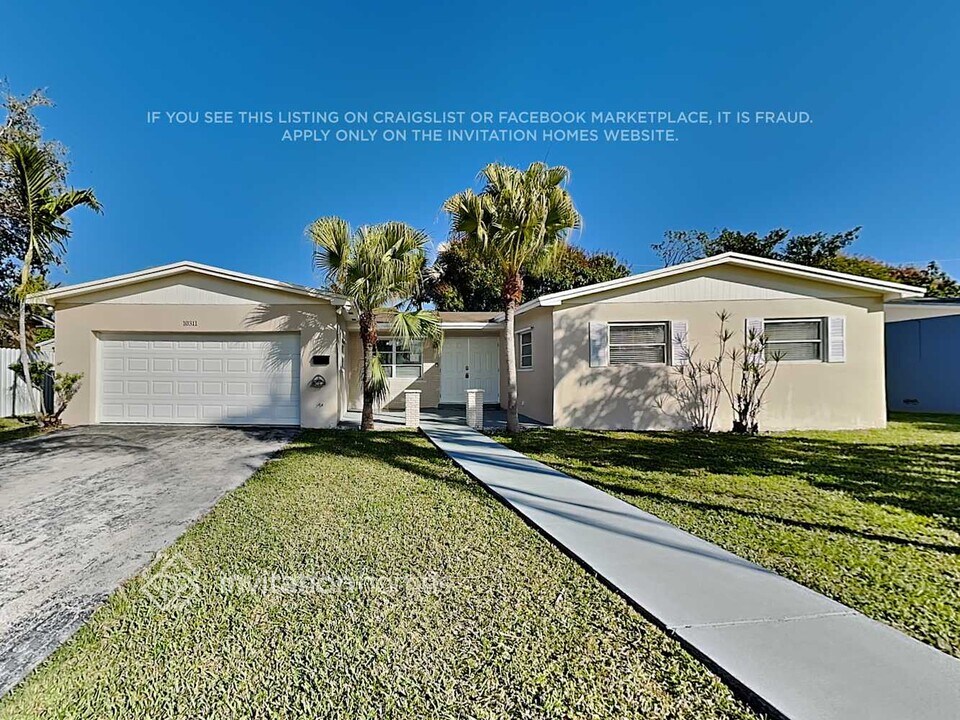 10311 SW 156th St in Miami, FL - Building Photo