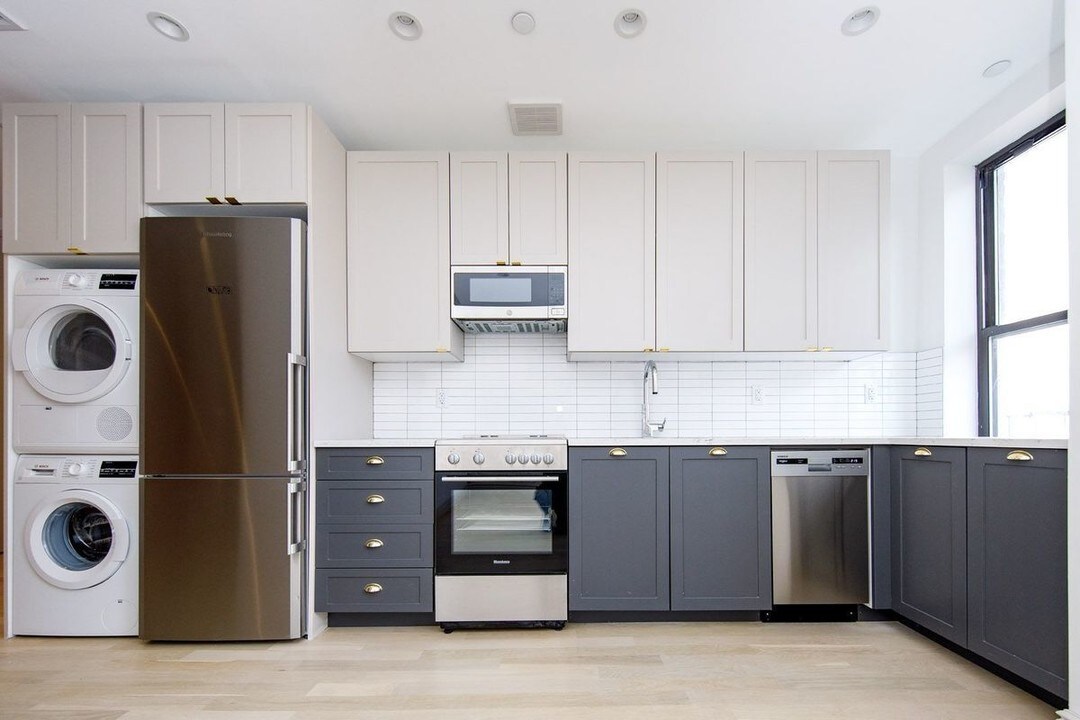 371 E 10th St in New York, NY - Building Photo