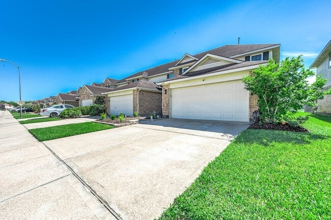 4502 Park Trail Ln in Pasadena, TX - Foto de edificio - Building Photo