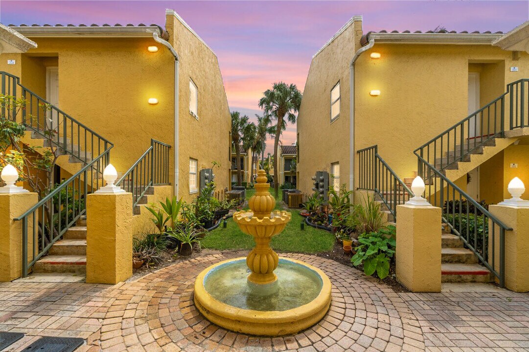 1140 Lake Shore Dr in Lake Park, FL - Building Photo