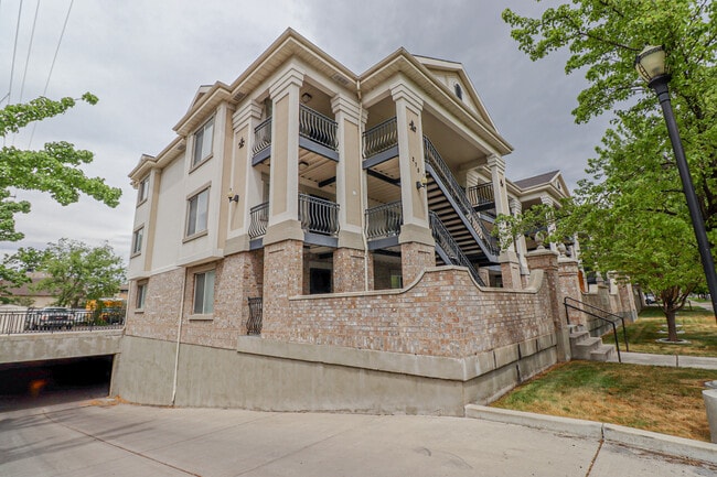 Fleur De Lis Apartments - Student Housing