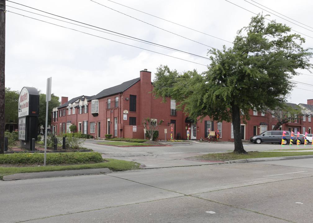 Quarters on Red Bluff in Pasadena, TX - Building Photo