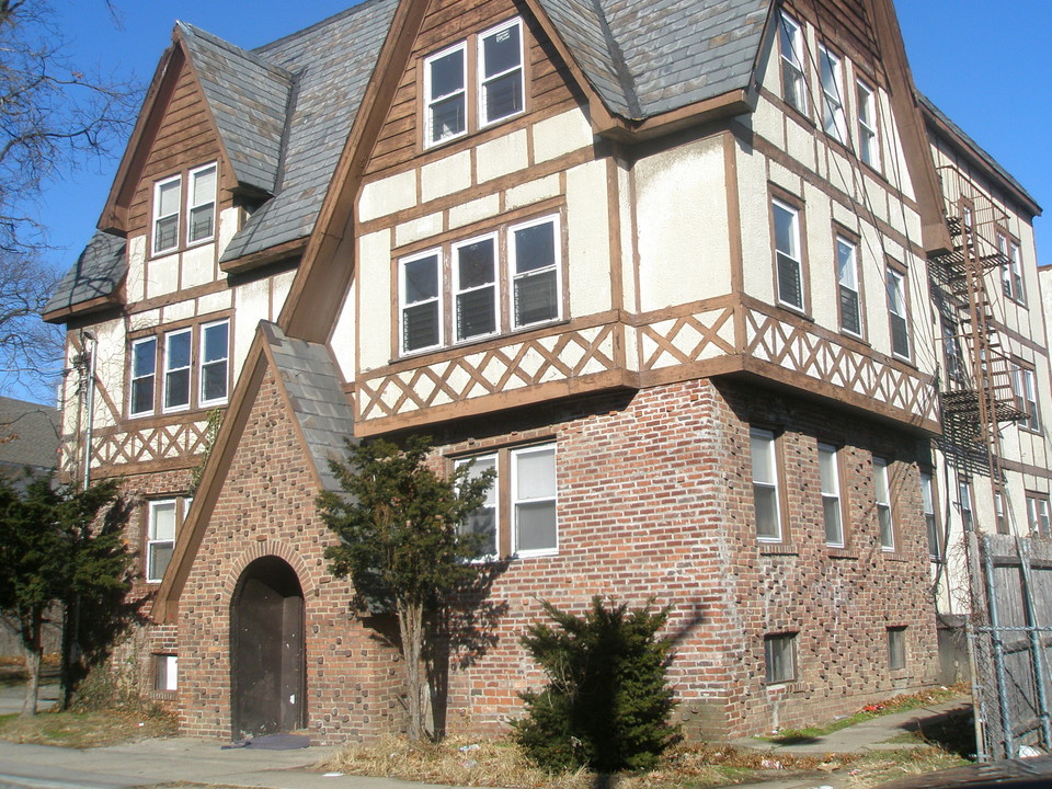 699 School St in Baldwin, NY - Building Photo