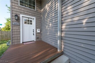 23711 Wolf Rd in Bay Village, OH - Foto de edificio - Building Photo