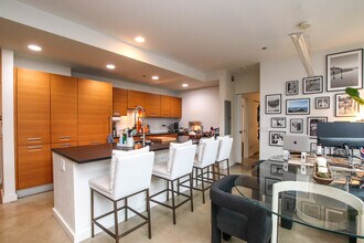 156 W Superior St in Chicago, IL - Foto de edificio - Building Photo