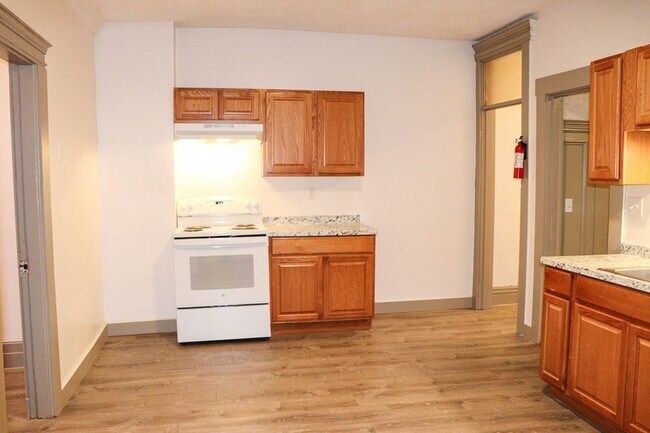 6 Waumbeck St, Unit 2 in Boston, MA - Foto de edificio - Building Photo