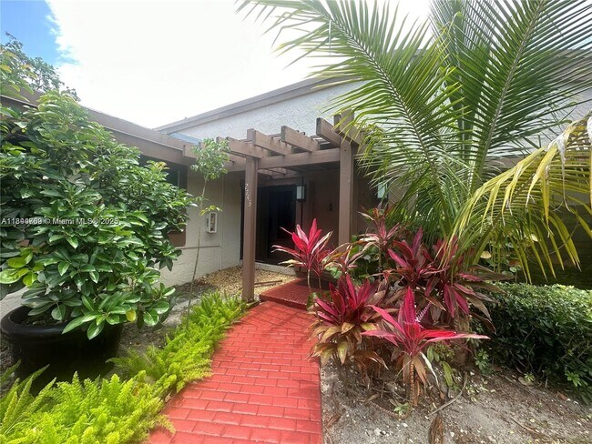 2743 Parkview Dr S in Hallandale Beach, FL - Building Photo - Building Photo