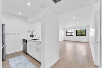 8160 Geneva Ct in Doral, FL - Building Photo - Building Photo