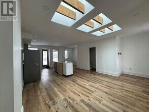 290 Gerrard St E in Toronto, ON - Building Photo - Building Photo