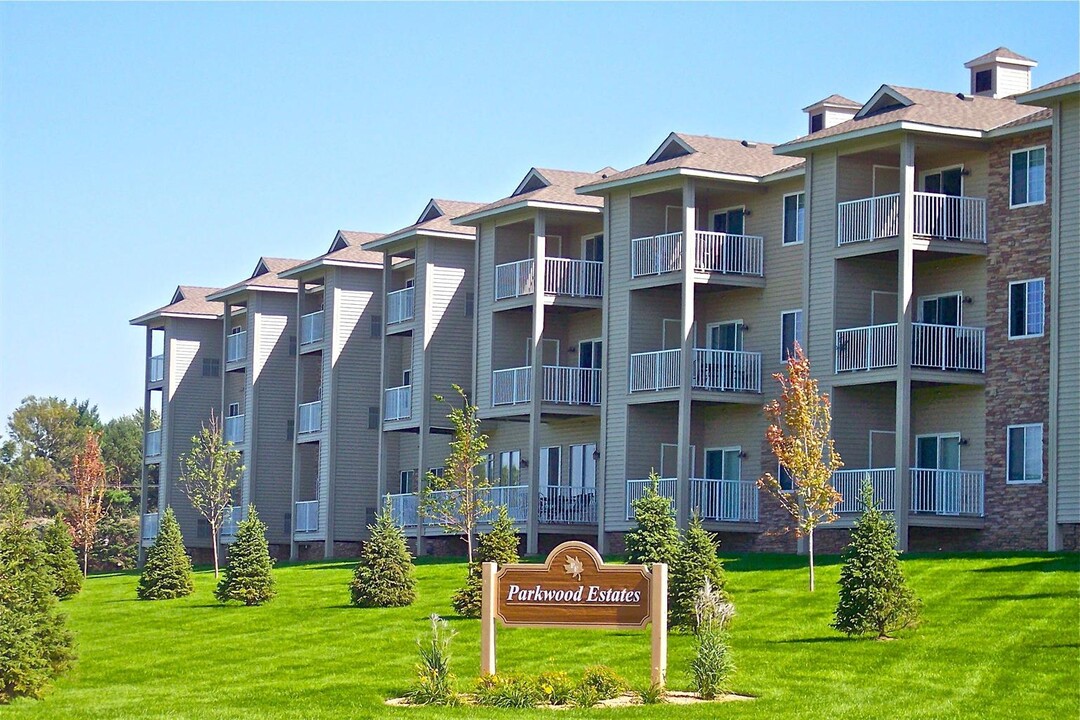 Parkwood Estates in Woodbury, MN - Foto de edificio