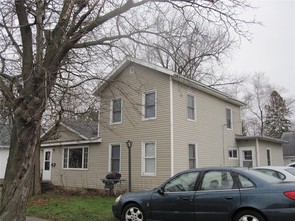 518.5 E Walnut St in River Falls, WI - Building Photo