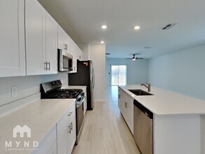 35142 Gravelly Dr in Zephyrhills, FL - Foto de edificio - Building Photo