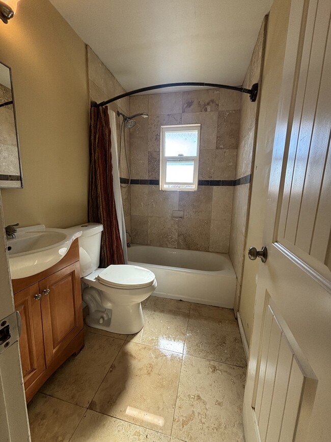 9503 Medina Dr, Unit Bedroom 180 sq ft in Santee, CA - Foto de edificio - Building Photo