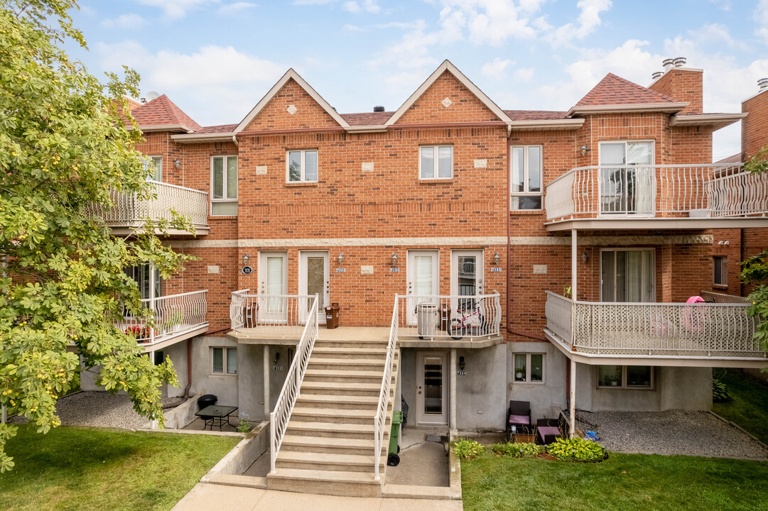 7078 Marie-Rollet Rue in Montréal, QC - Building Photo