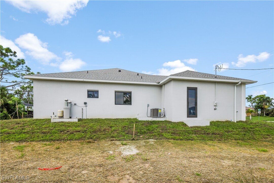 2751 NW 42nd Pl in Cape Coral, FL - Foto de edificio