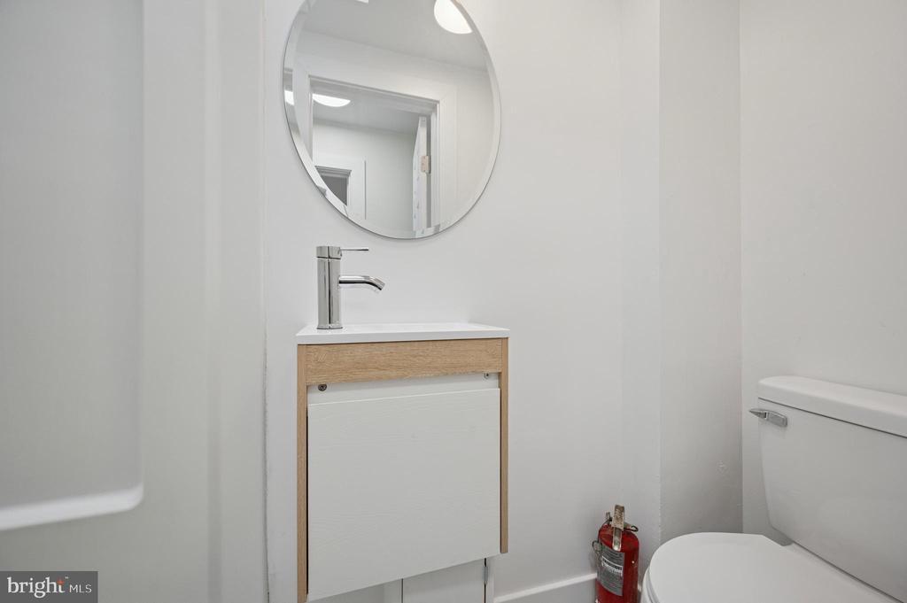 111 W Queen Ln in Philadelphia, PA - Building Photo