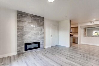 7255 W Sunset Rd, Unit 2024 in Las Vegas, NV - Building Photo - Building Photo