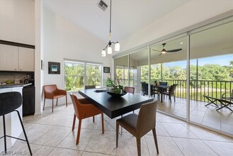 5135 Cedar Springs Dr-Unit -201 in Naples, FL - Foto de edificio - Building Photo