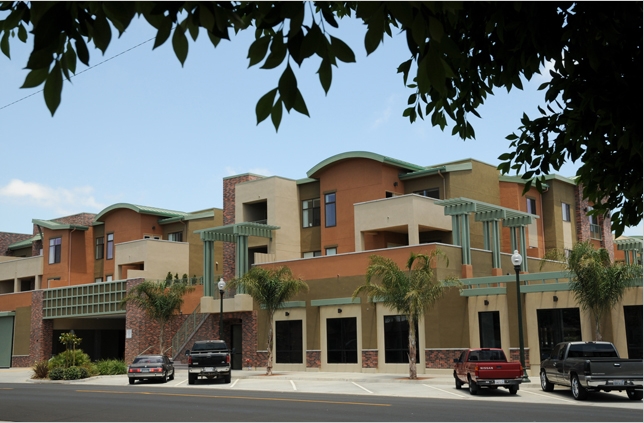 Colonial House in Oxnard, CA - Building Photo