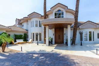 1502 E Treasure Cove Dr in Gilbert, AZ - Foto de edificio - Building Photo