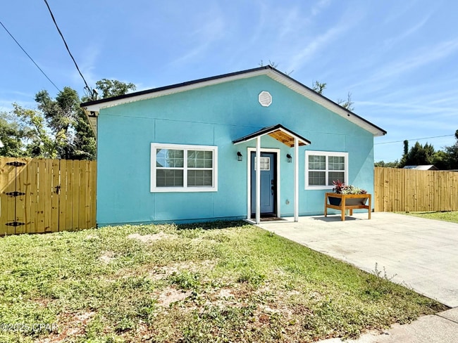 property at 1409 E 6th Ct