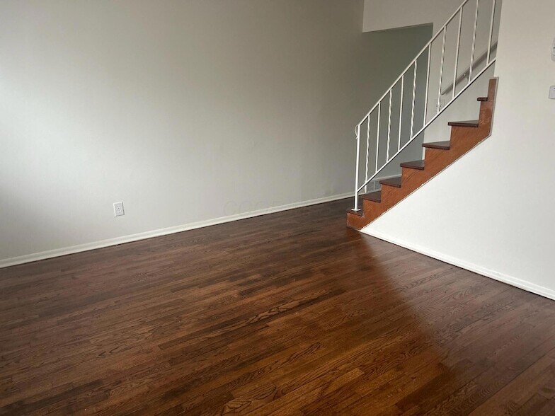 1975 Dunbar Dr, Unit E in Columbus, OH - Foto de edificio