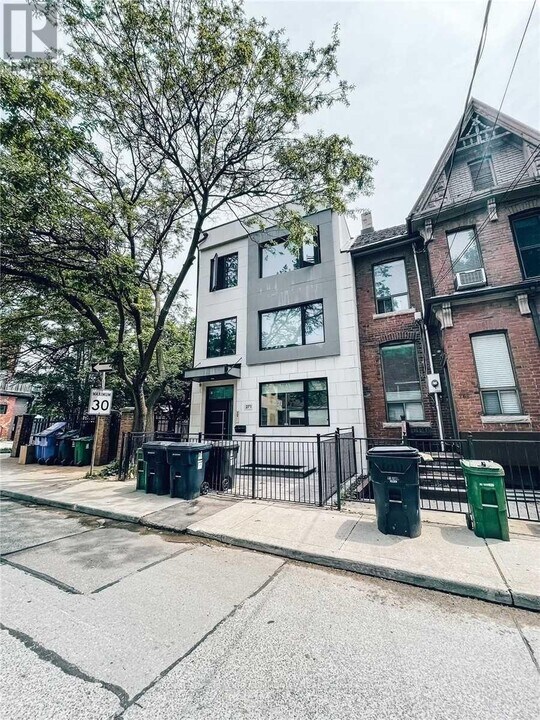 271-271 Ontario St in Toronto, ON - Building Photo