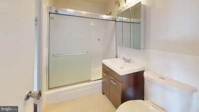 4600 Duke St, Unit 1518 in Alexandria, VA - Foto de edificio - Building Photo