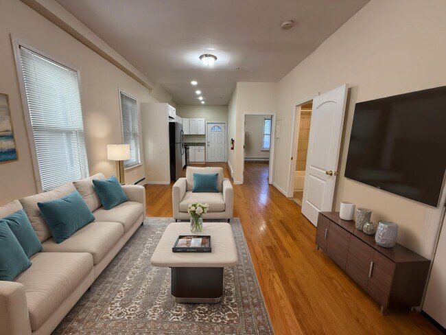 16 Chelsea St, Unit 1 in Boston, MA - Building Photo - Building Photo