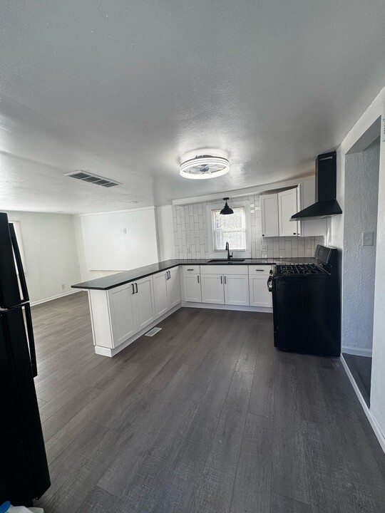 526 Pershing Ave in Machesney Park, IL - Building Photo