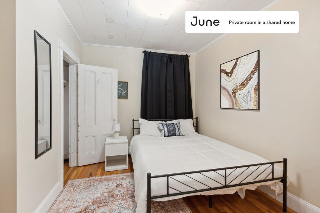 Private bedroom in 4 bed/1 bath Home in Boston, MA - Building Photo