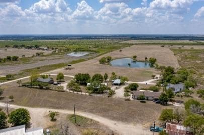99 Roots Rd in Martindale, TX - Foto de edificio - Building Photo