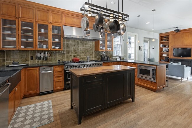 57 Hedge Rd in Brookline, MA - Building Photo - Building Photo