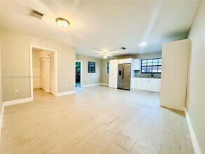 1152 NW 127th St in North Miami, FL - Building Photo - Building Photo