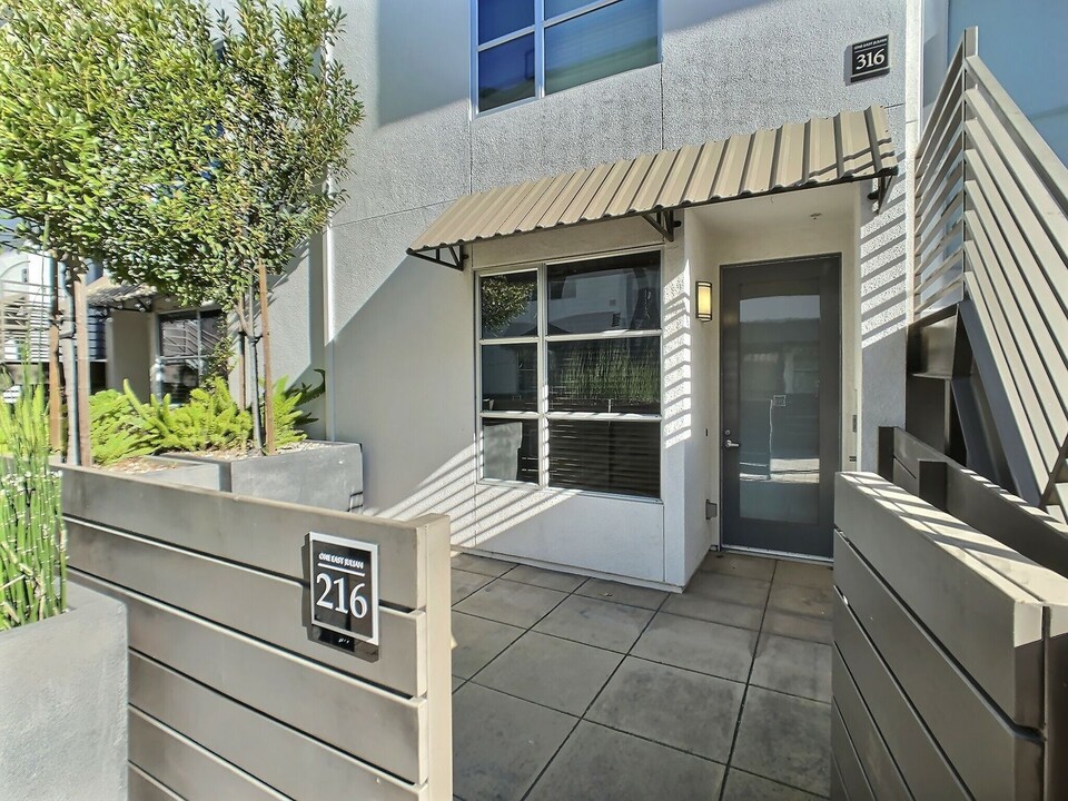 1 E Julian St in San Jose, CA - Building Photo