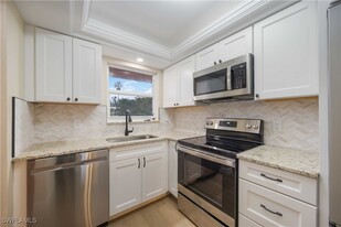 300 Forest Lakes Blvd in Naples, FL - Building Photo
