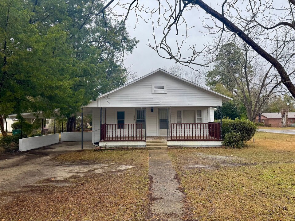 1328 Brickyard Rd in Chipley, FL - Building Photo