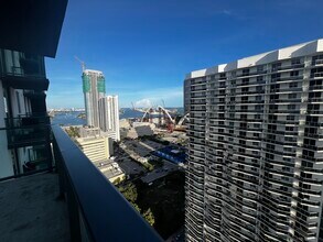1344 NE Miami Ct, Unit B2 in Miami, FL - Foto de edificio - Building Photo
