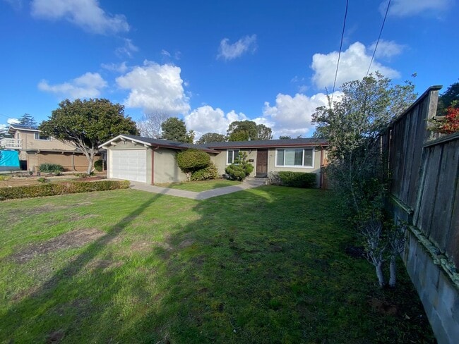 1116 Isabelle Ct in Seaside, CA - Building Photo - Building Photo