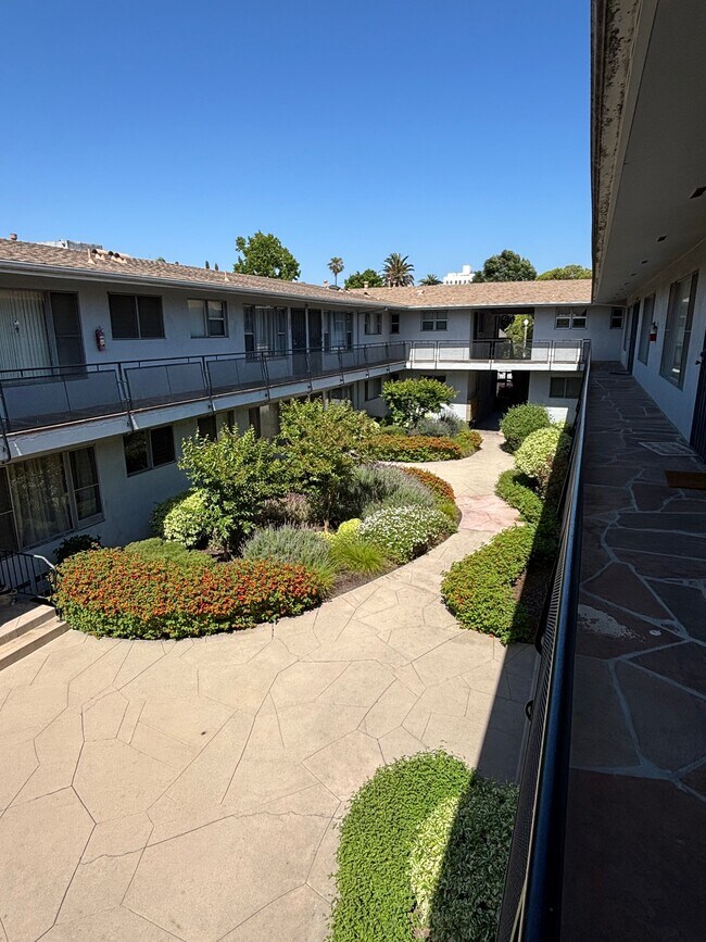 735 Cedar Ave, Unit 14 in Long Beach, CA - Building Photo - Building Photo