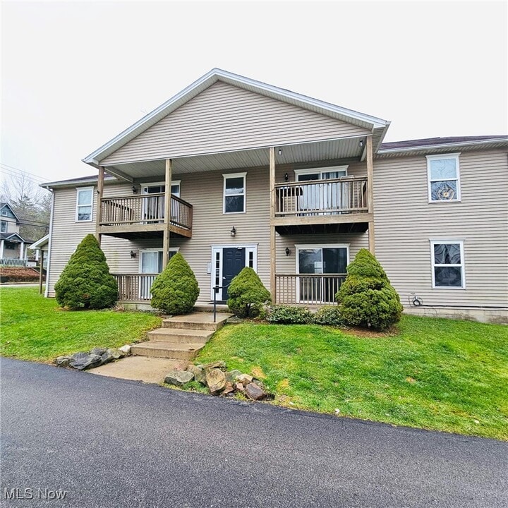 77 W Wood St in Lowellville, OH - Building Photo