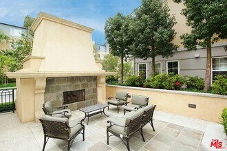 7101 Playa Vista Dr in Los Angeles, CA - Building Photo - Building Photo