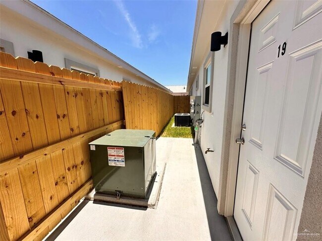 16 S Alamo Rd in Alamo, TX - Building Photo - Building Photo