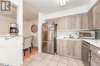 1512 Pilgrims Way in Oakville, ON - Building Photo - Building Photo