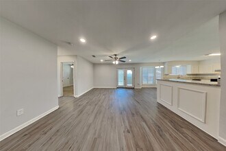 4135 Lufborough Dr in Houston, TX - Building Photo - Building Photo