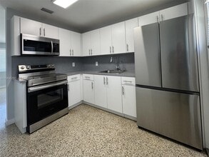 575 E 22nd St in Hialeah, FL - Building Photo - Building Photo