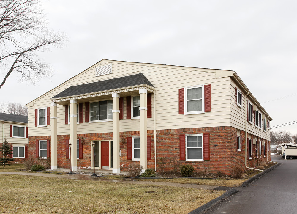 Wellington Place in Clawson, MI - Building Photo